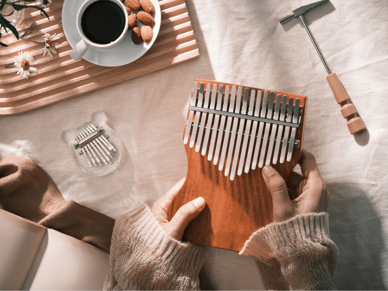 how to play the kalimba